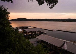 After a thrilling morning of parasailing on Grand Lake, the Oklahoma Road Trip Team experiences the whole Shebang for lunch and unwinds with a relaxing evening at Lee's Grand Lake Resort in this episode.