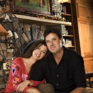 Vince Gill poses for a photo with his wife Amy Grant in 2006.