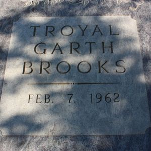 Yukon Cemetery, Brooks family plot
660 Garth Brooks Blvd (Highway 92)
Yukon, Oklahoma. 