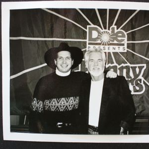Garth Brooks poses for a photo with Kenny Rogers.