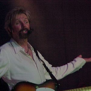 Ronnie Dunn performs live at his Oklahoma Music Hall of Fame induction ceremony in 2003.