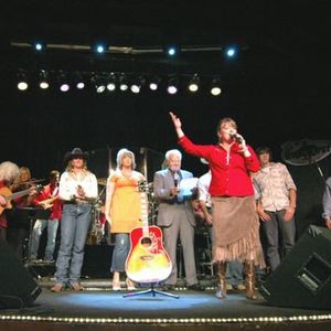 All guests join on stage to sing the final song of the night, "We'll Meet Again"