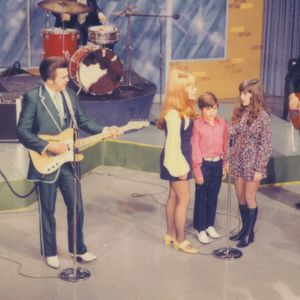 Conway Twitty sings with his children, Jimmy, Kathy and Joni, on the "Jude & Jody Show" in Oklahoma City.