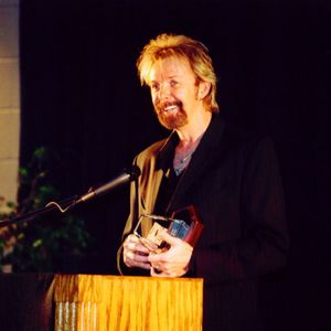 Ronnie Dunn gives his acceptance speech at his Oklahoma Music Hall of Fame induction ceremony in 2003.