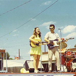 Conway Twitty sings with his daughter Joni at a show in Oklahoma City.