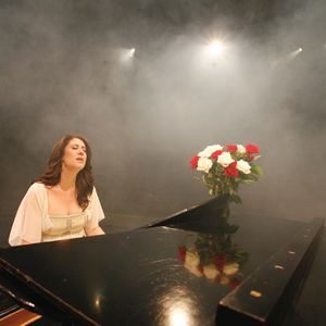 Kellie Coffey performing her song "Walk On"