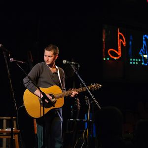 John Fullbright performing at Poor David's Pub in Dallas, Texas in 2010