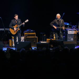 Hanson performs with Arlo Guthrie in Tulsa, Oklahoma, in 2012.