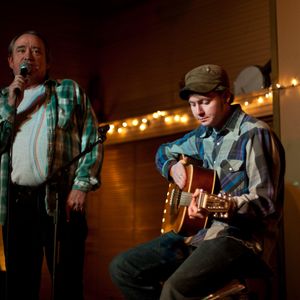 Greg Johnson introducing John Fullbright at a 2009 performance at The Blue Door