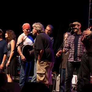 Tom Skinner performing on the WoodyFest main stage in 2009, singing with Stoney LaRue.