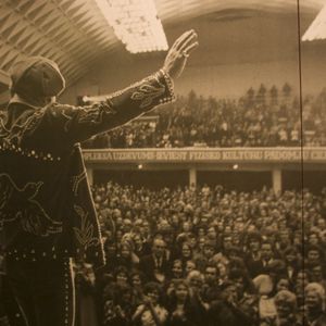 Roy Clark waves to a sold-out crowd while on his Soviet Union tour in 1976.