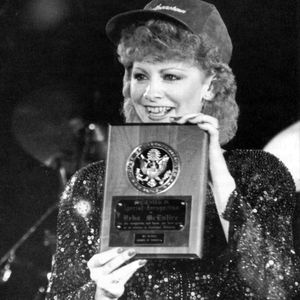 Rebe McEntire poses with her Distinguished Alumni Award at Southeastern Oklahoma State University's Bloomer Sullivan Gymnasium on September 29, 1985. 