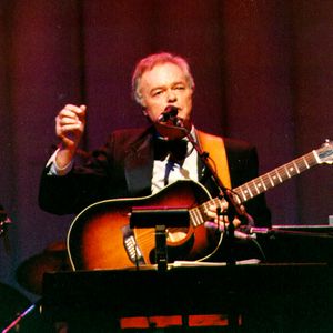 Mason Williams performing on his 12 string guitar with the Eugene Symphony Orchestra