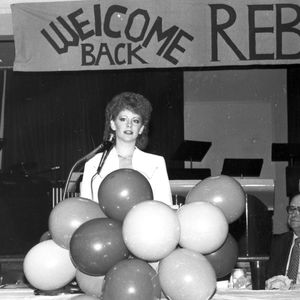 Rebe McEntire speaks at the ceremony awarding her the Distinguished Alumni Award at Southeastern Oklahoma State University's Bloomer Sullivan Gymnasium on September 29, 1985.