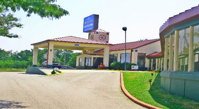 Lincoln Inn Express Hotel & Suites