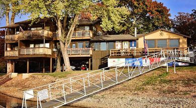 Mooney's Sunset Bar, Grill & Motel