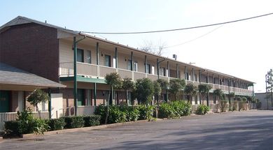 Oak Hill Inn & Suites
