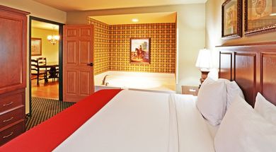 Holiday Inn Express & Suites