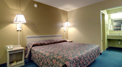 Econo Lodge Inn & Suites