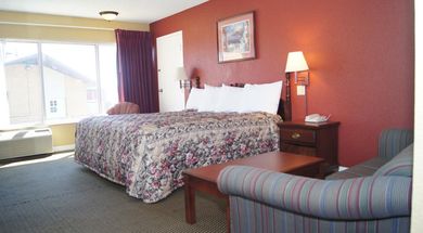 Holiday Lodge & Suites
