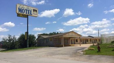 Lake Shore Motel & RV Park