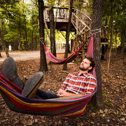 Kick back and relax during your retreat at Eufaula's Treehouse Tree-Sort.