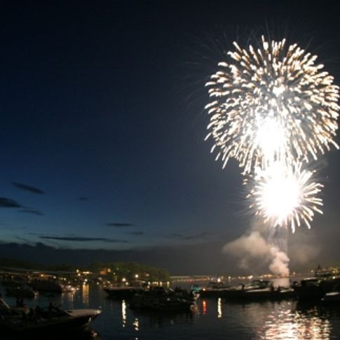 A fantastic pyrotechnic display of Independence Day fireworks rewards visitors to the Grand Lake Fireworks extravaganza each 4th of July.