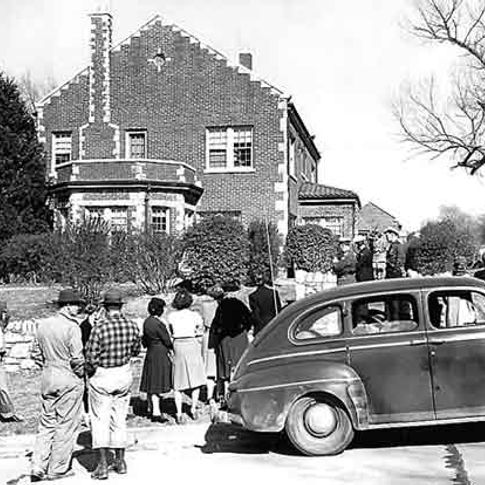 This seemingly normal home in Tulsa was the site of mysterious happenings following the Great Depression in the 1940s. It was eventually named the Hex House.