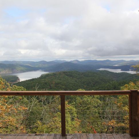 Located entirely off the grid, the Cliffhouse Cabin in Smithville offers unparalleled views of Broken Bow Lake in southeast Oklahoma.