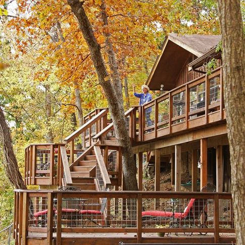 Book a stay at Purdy Cabin Guest Retreat in Tahlequah for a refreshing stay among nature.