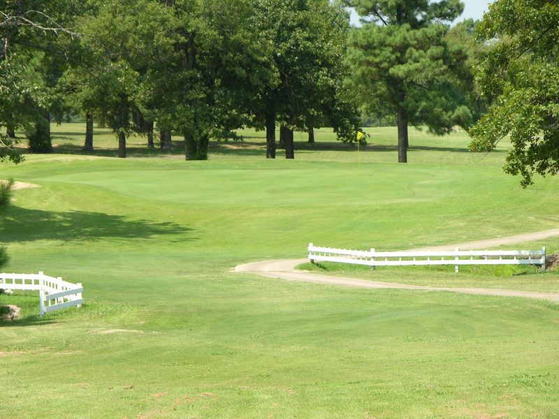The greens of the Arrowhead Golf Course on Lake Eufaula beckon golfers from the surrounding area. The 18-hole course includes a putting green, driving range and pro shop.