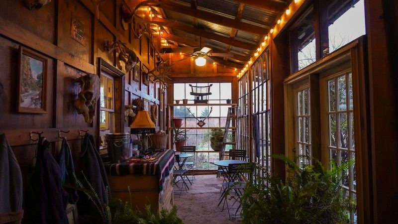 Built in 1925 as Clinton's original Golf and Country Club, the restored White Dog Hill maintains the charming character of this century-old establishment.