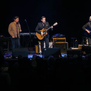 Hanson performs with Arlo Guthrie in Tulsa, Oklahoma, in 2012.