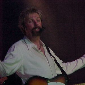 Ronnie Dunn performs live at his Oklahoma Music Hall of Fame induction ceremony in 2003.