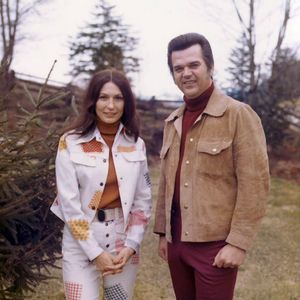 Conway Twitty and Loretta Lynn pose for a photo.