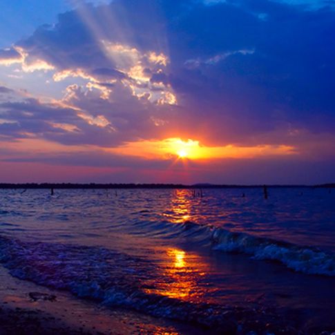 An outstanding Oklahoma sunset shines over the waves of Lake Eufaula.