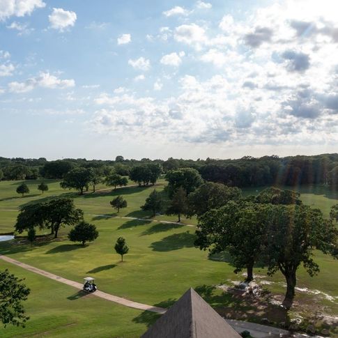 Set against the breathtaking backdrop of the lake that shares its name, Lake Murray Golf Course is one of the premier golf destinations in southern Oklahoma.