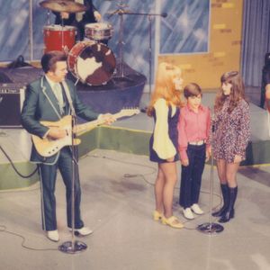 Conway Twitty sings with his children, Jimmy, Kathy and Joni, on the "Jude & Jody Show" in Oklahoma City.