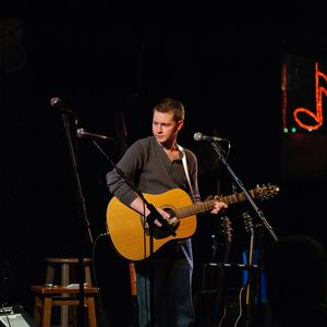 John Fullbright performing at Poor David's Pub in Dallas, Texas in 2010