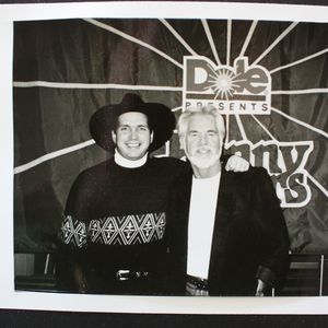 Garth Brooks poses for a photo with Kenny Rogers.